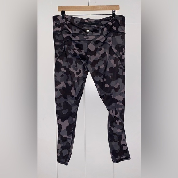 Athleta Women XL‎ Supersonic 7/8 Workout Running Tight Leggings Camo Lightning - Picture 10 of 12